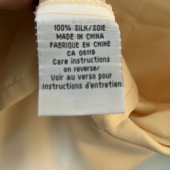 Michel Antoni Collection Blouse 100% Silk light Yellow/ shell buttons Sz 18 - Picture 10 of 11
